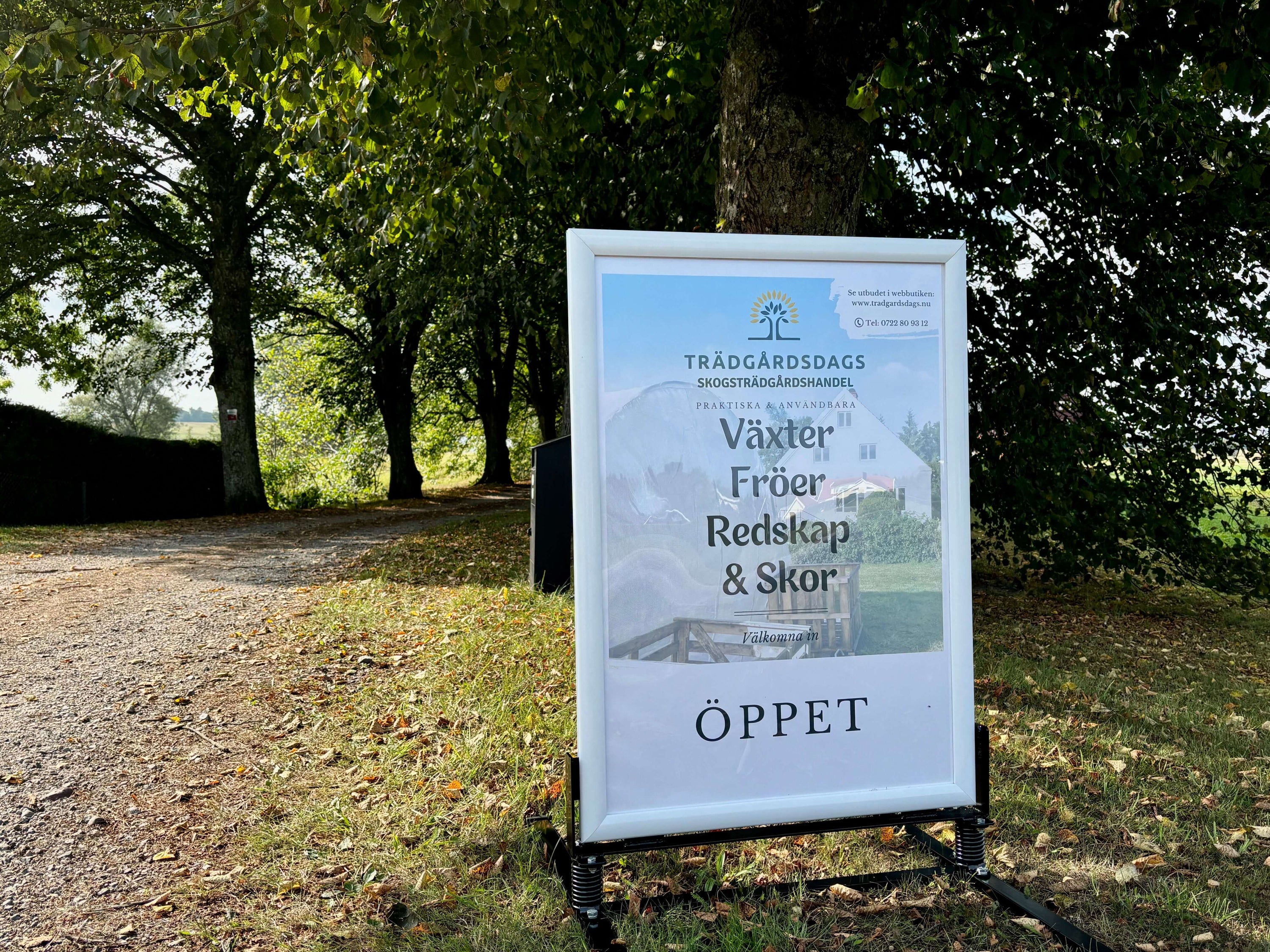 Nya skyltar uppsatta! Entréskylt vid 108:an & växtskyltar med beskrivning inuti växthuset